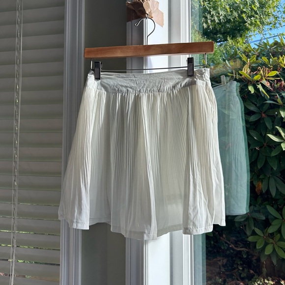 white mini skirt with zipper - Picture 2 of 5